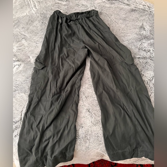 Lululemon light cargo pants (Cropped) sz 2 - Picture 2 of 4